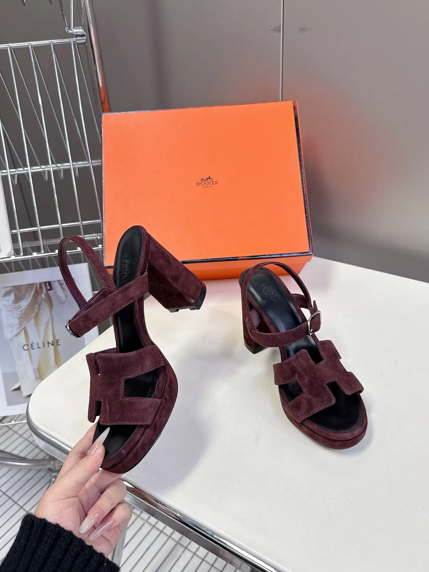 👟👟Ex-factory price 620👟👟 Hermès new spring and summer high-heeled sandals 🧡Upper: imported first-layer suede cowhide, mixed lambskin for feet, original leather outsole. You get what you pay for, genuine materials, whether it is leather, last shape, sole, or craftsmanship, all are consistent with ZP❗️ 🧡Suede high-heeled sandals, classic "H"-shaped upper with flexible ankle strap to highlight the slender ankle, about 9 cm high heels to reshape the body shape, genuine leather soles to enhance style, simple and smooth design, creating a fashionable and feminine look.  🧡Size: 35-39 yards (40 can be customized with no return or exchange) 🧡Color: multi-color 🧡Heel height: about 9 cm at the heel and 2 cm at the bottom